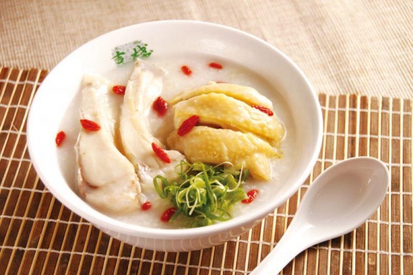 滑雞魚腩粥加入杞子食材,有滋陰明目功效。
